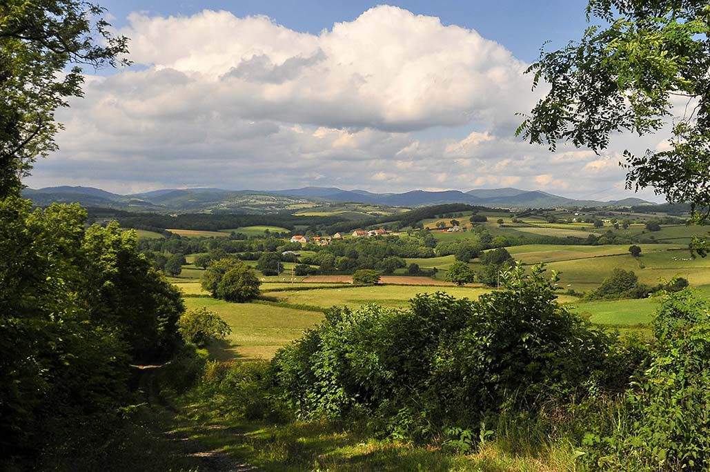 Vue sur le Morva dans la Nièvre, Hôtel du Morvan situé dans le Parc Naturel du Morvan en Bourgogne.