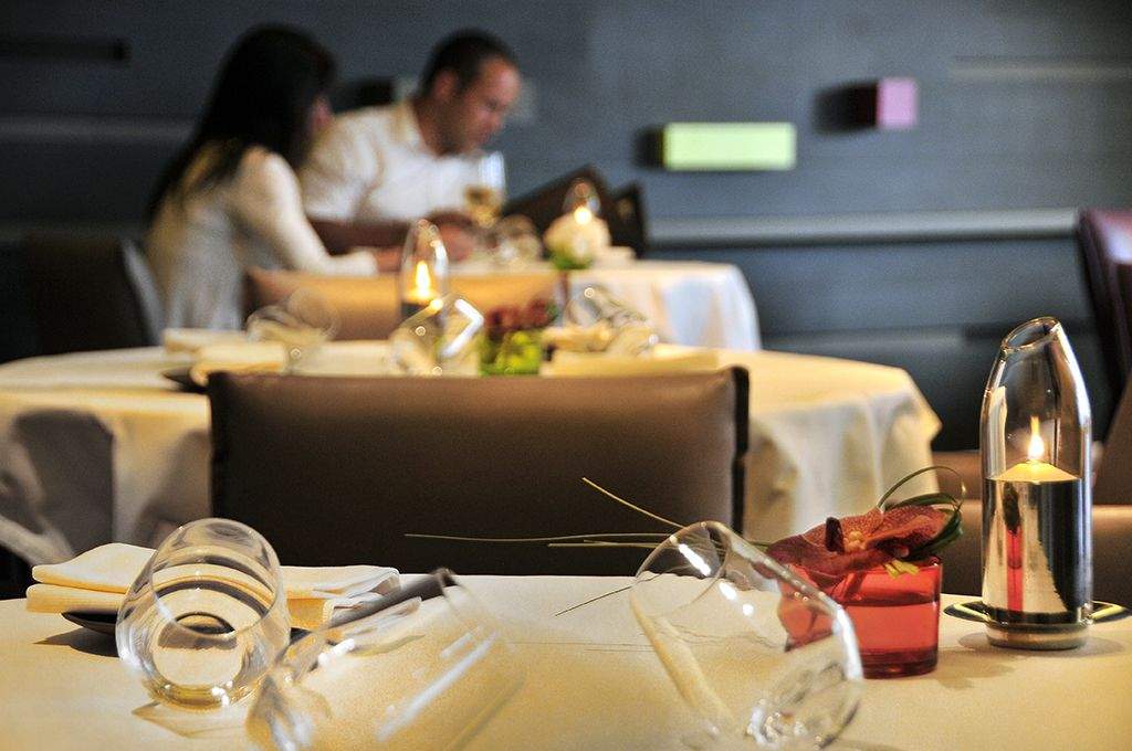 Salle de restauration à la Table de Jérôme. Le Chef Jérôme Raymond et son restaurant gastronomique dans la Nièvre au sud du Morvan